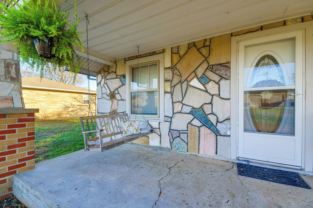2 Mi to Stockton Lake: Family Home w/ Grill