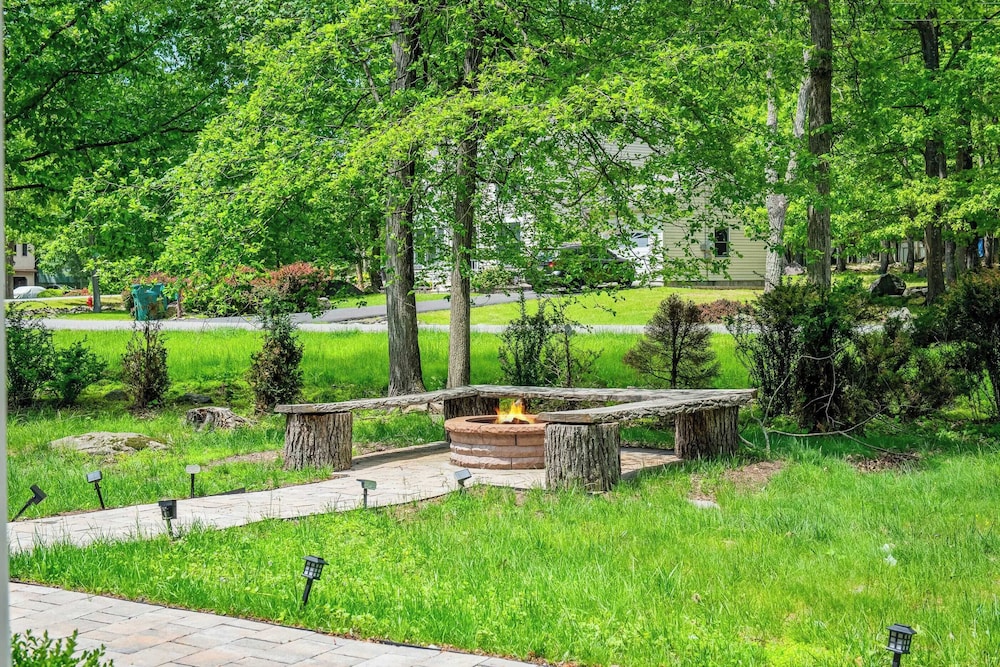 Stylish Mountain Retreat w/ Hot Tub & Firepit Penn Estate Getaway by Avantstay
