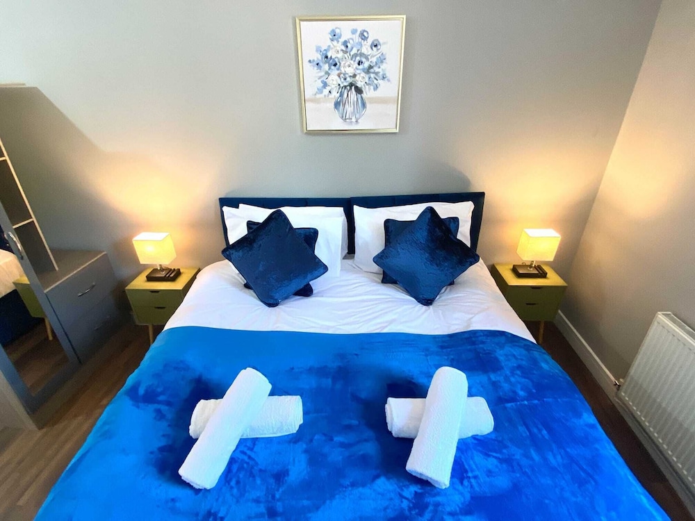 2 Bed Town Centre Free Park Wi-Fi Garden view 2