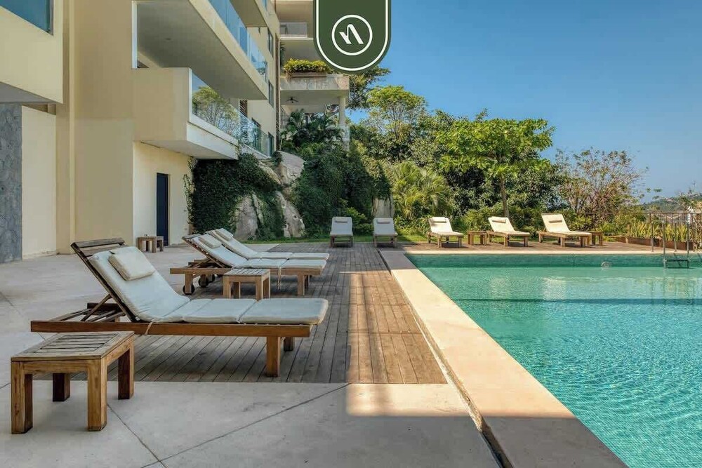Luxury 4 BR Condo - Amazing Bay View - Pool