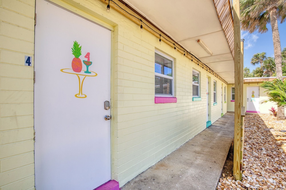 Pineapple Shores Retro Inn