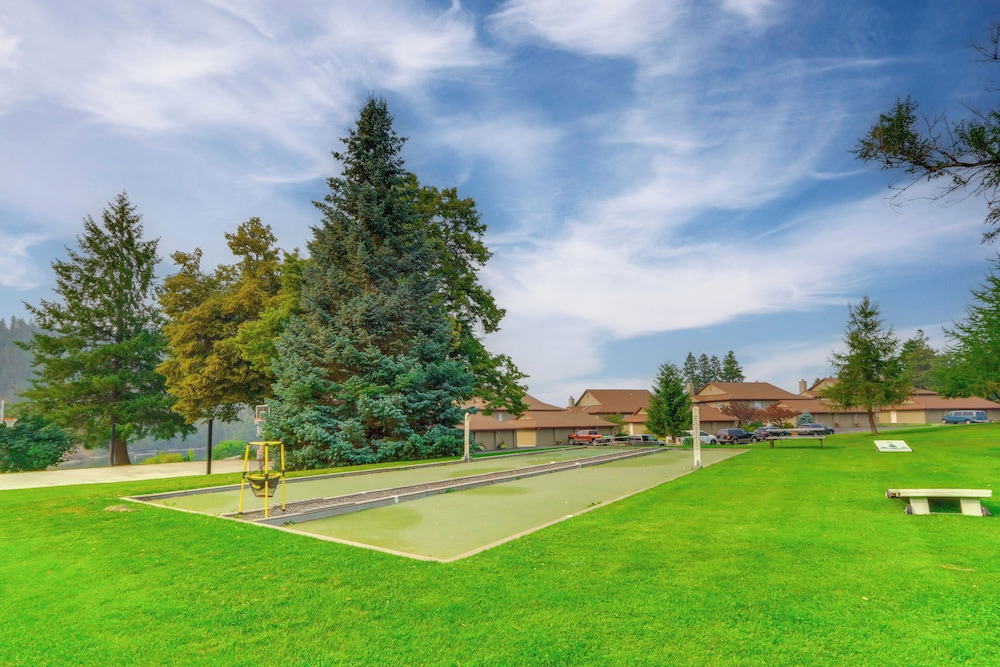 Walk to Twin Lakes: All-season Idaho Condo!