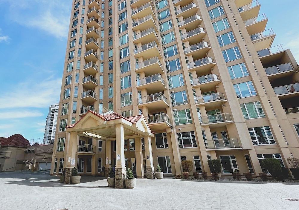 Hotel Sunset Oasis Kelowna - Image 1