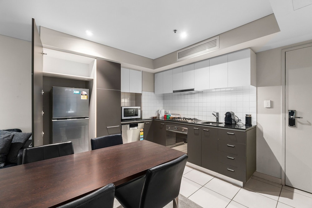 2-bed City Retreat With Gym and Pool Access