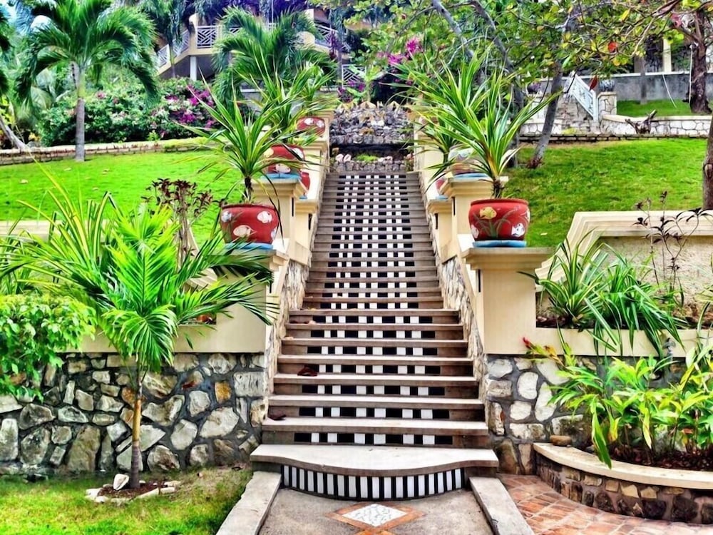 Abaka Bay Resort