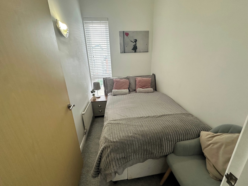 3 Bed-sleeps 6-garden-parking-pets
