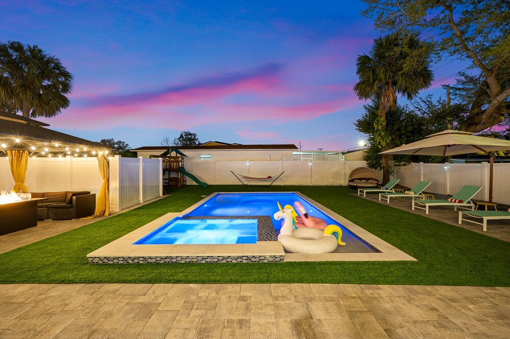 Luxury Modern Villa w/ Pool, Jacuzzi & Amenities! - Image 4