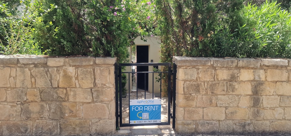 J1 Holiday House Adjacent to Aphrodite Hills