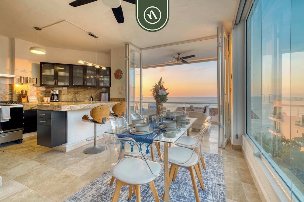 Corner 2 BR Condo - Spectacular Oceanview Sunsets