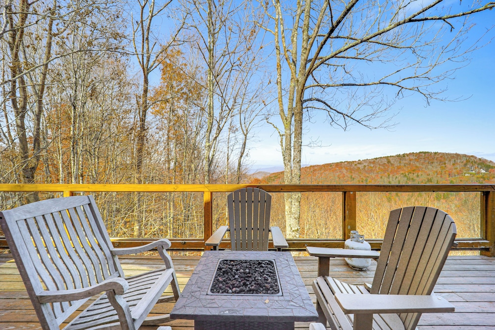 Deck, Fire Pit & Game Room: Beech Mountain Retreat
