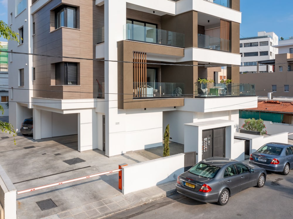 Sanders Premier - Nice 2 bdr apt With Balcony