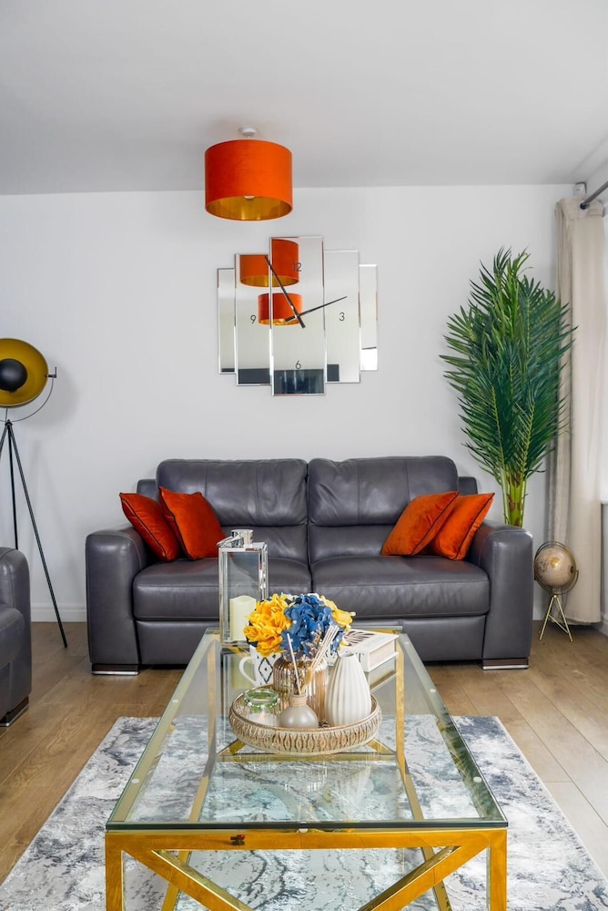 Stylish 4 Bed Apartment- Private Garden & Sleeps 8