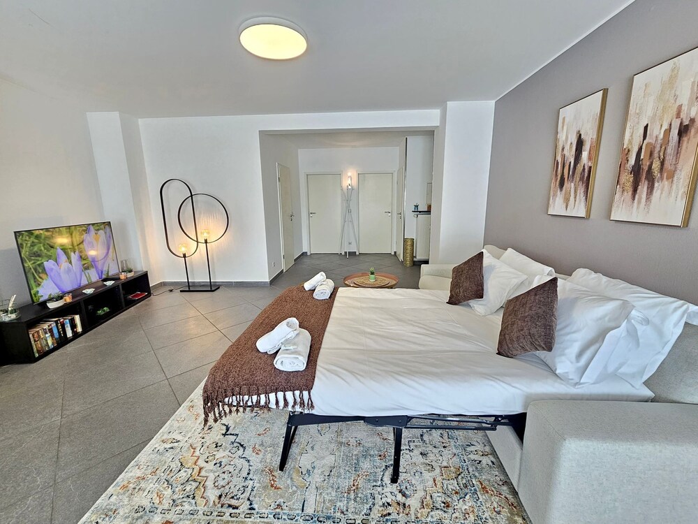 Well Appointed 2BR w terrace&parking
