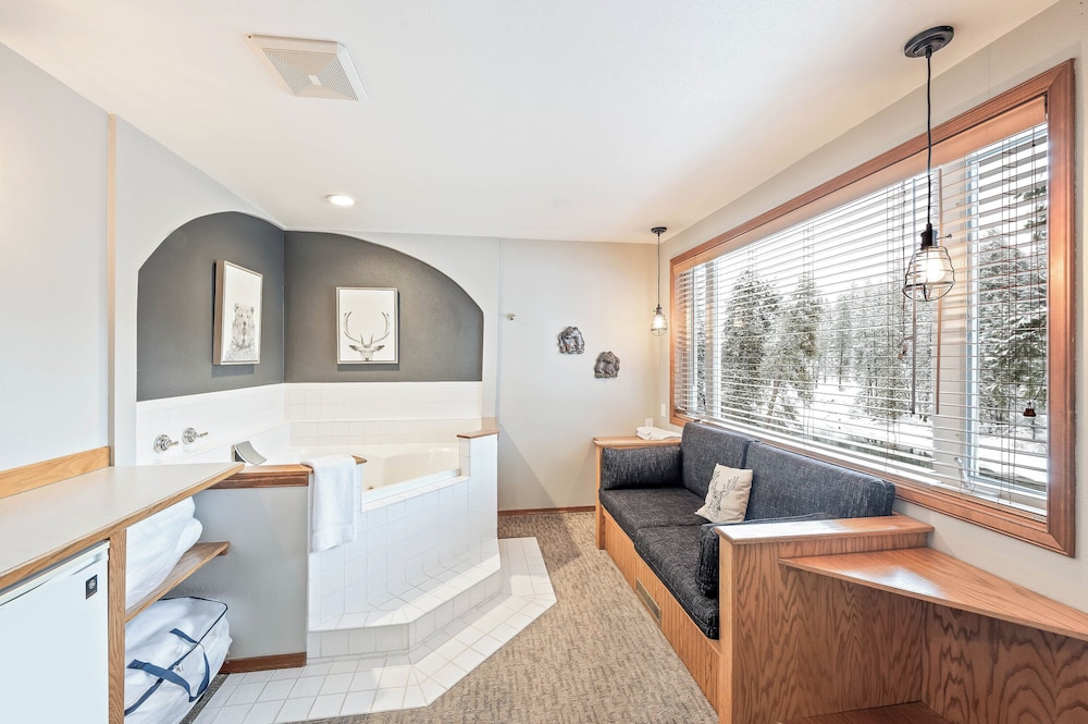 All Seasons River Inn
