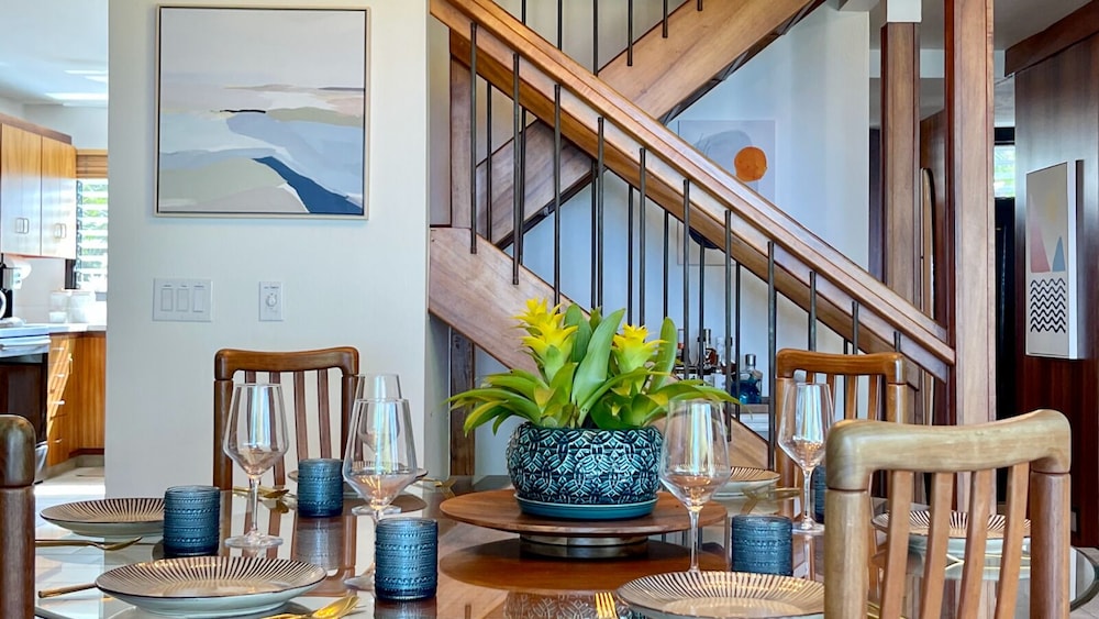 Sophisticated Oceanfront Retreat - Air-conditioned - Walk to Beach - Vrkcv
