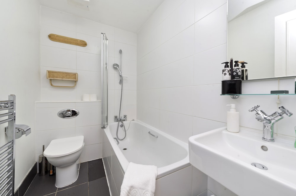 Bright one Bedroom Apartment With Balcony in Maida Vale by Underthedoormat