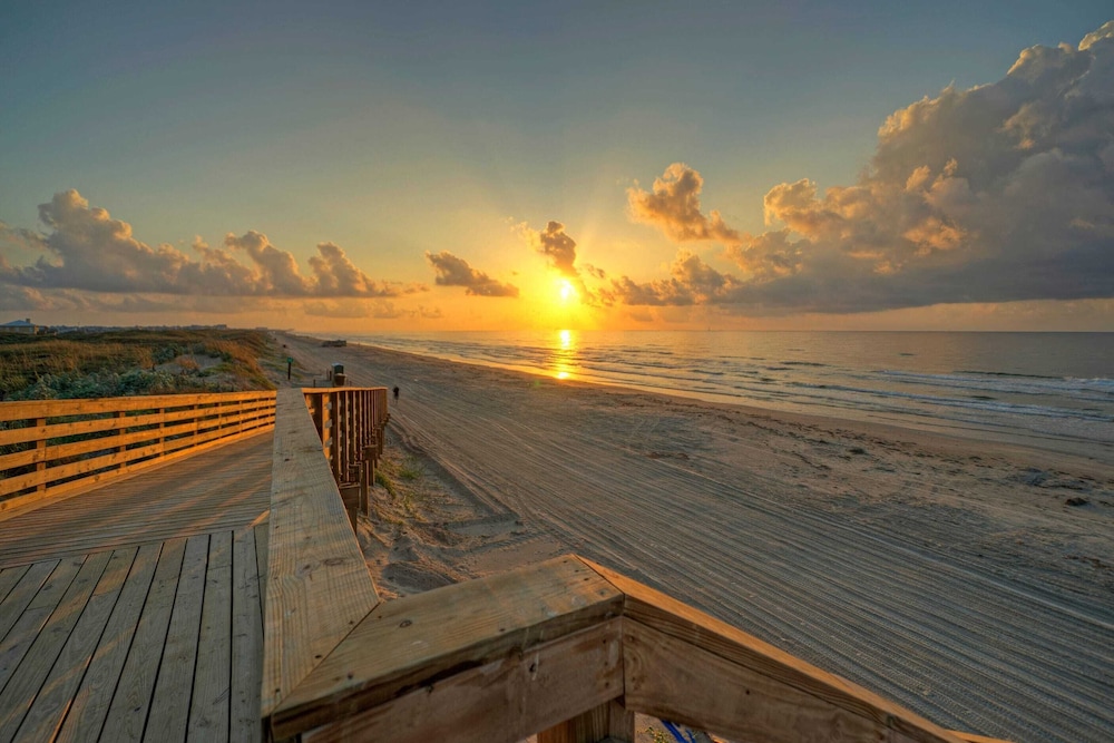 2 Homes, Sleeps 22 2 Private Pools, Firepit, Steps to Beach Boardwalk Access