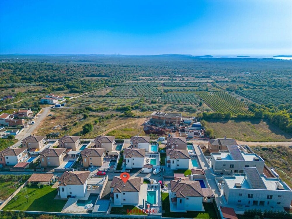 Villa Dvor Comfortable Holiday Residence