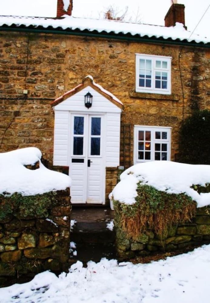 Cottage Sleeps3-fireplace-balcony-garden-mountain view 3