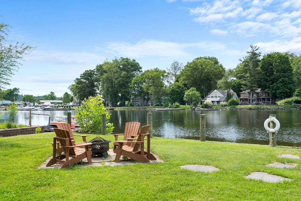 Mod Artist Home With River Views