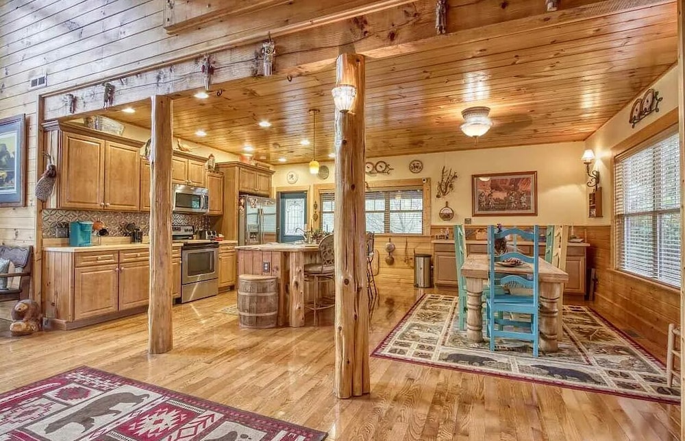 Smoky Mtn Log Cabin w Wet Bar Loft