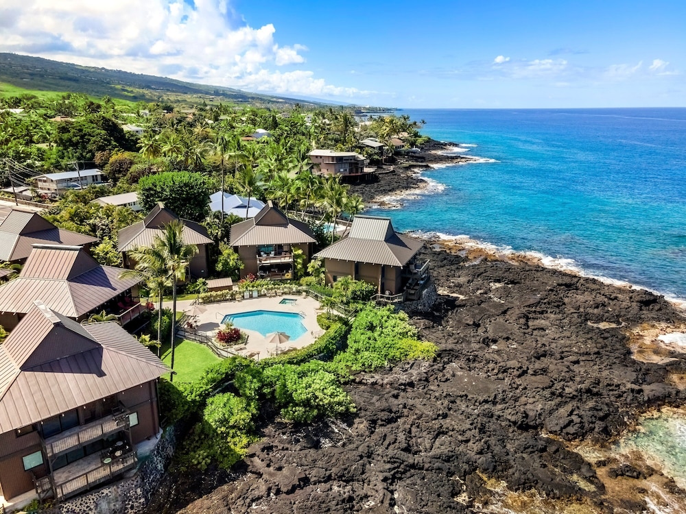 Beautiful Oceanfront - Air-conditioned - Sleeps 6 - Walk to Beach - Vrkcv