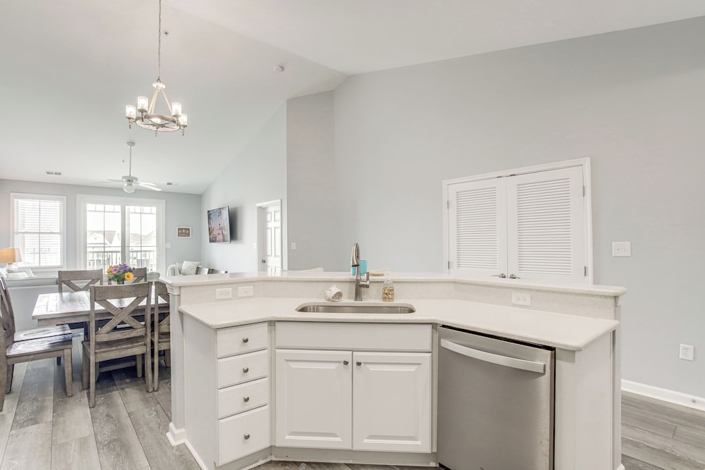 Ocean City Condo w/ Pool & Private Beach Access