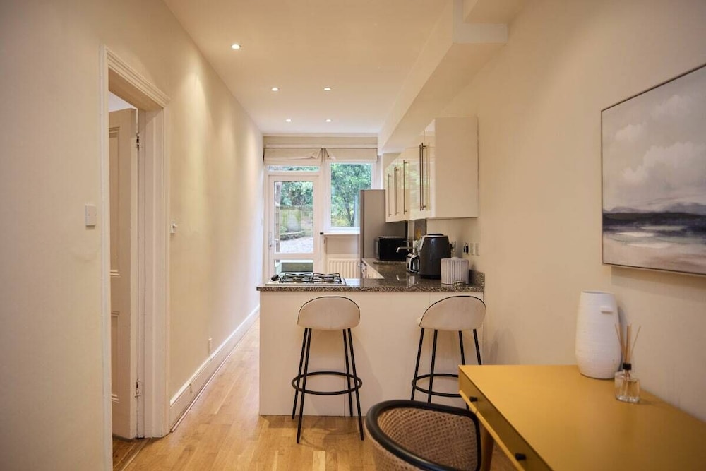 The West Kensington Hideout - Cozy 2bdr Flat With Garden