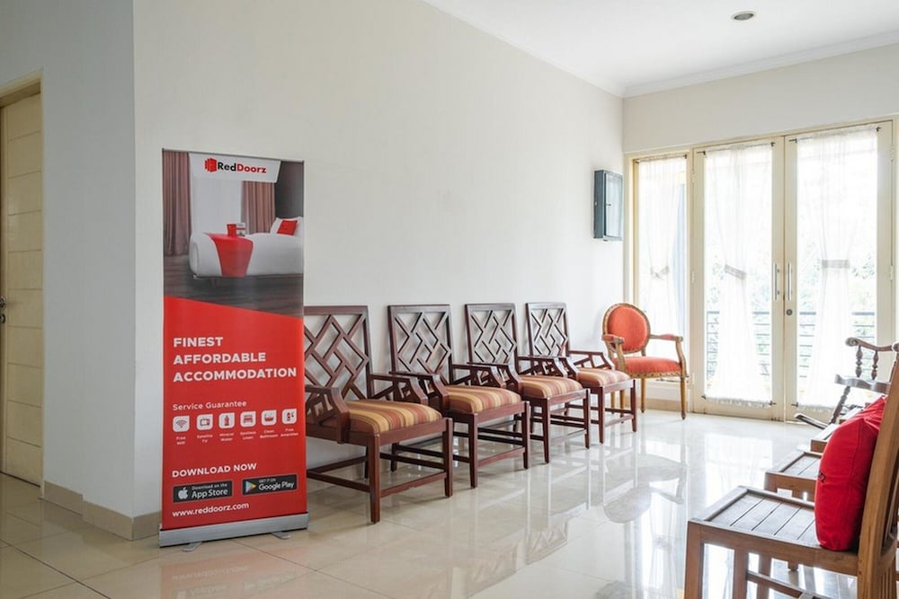 RedDoorz near Siloam Karawaci 3 view 3