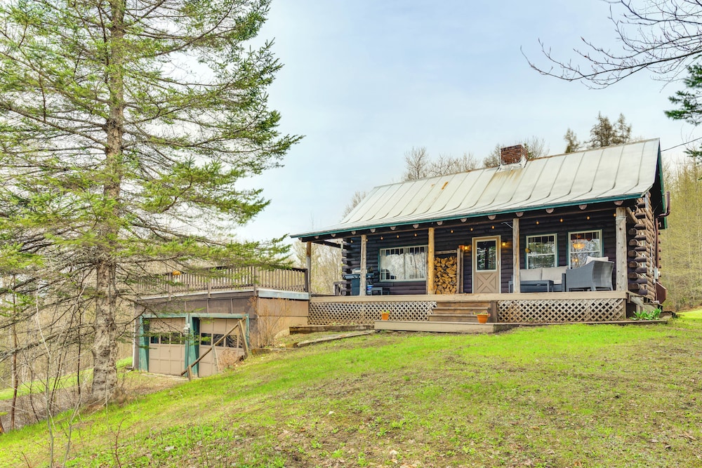 2 Mi to Lake Willoughby: Peaceful Log Cabin!