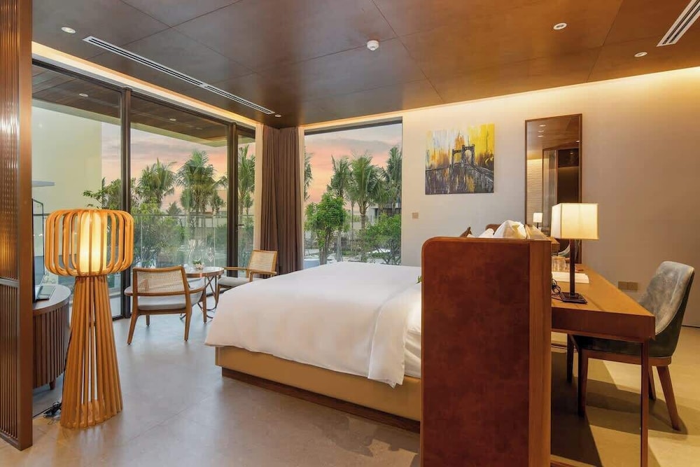 5BR Luxury Villa: Elite Services & Privacy