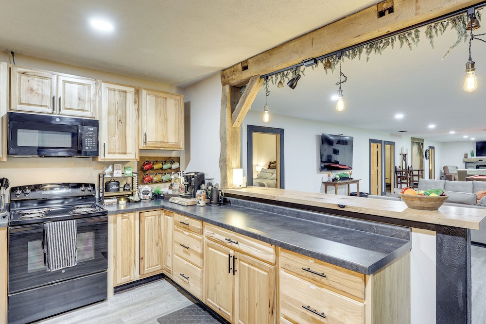 6 Mi to Main Street: Dog-friendly Home in Dover!