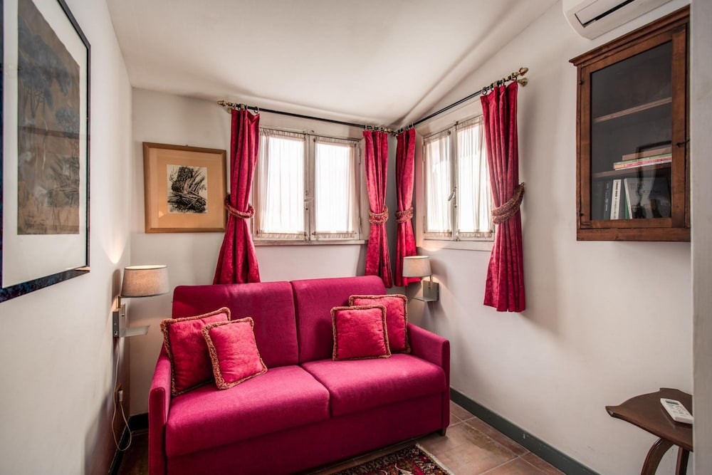 Wonderful Apartment With Balcony in Piazza Margana