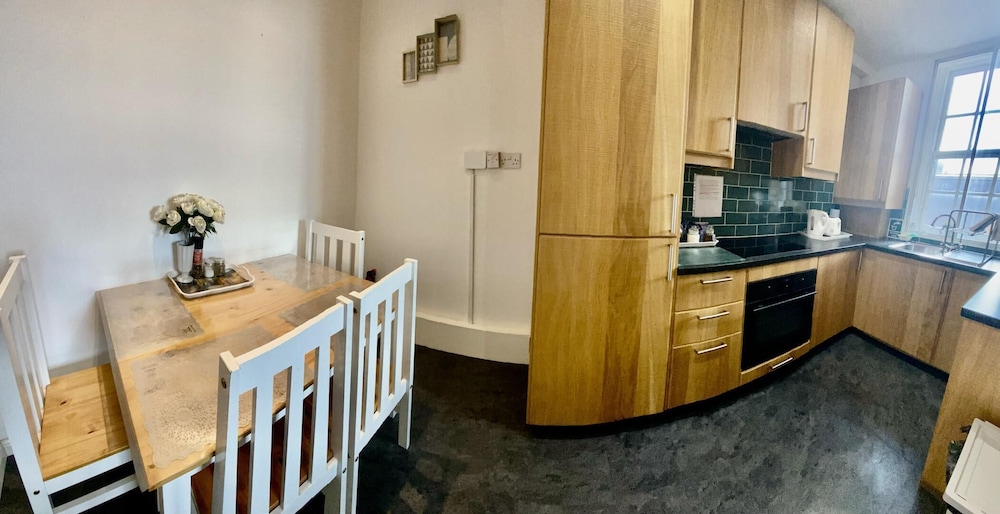 2-bed Historic Apartment in old Town Edinburgh view 5