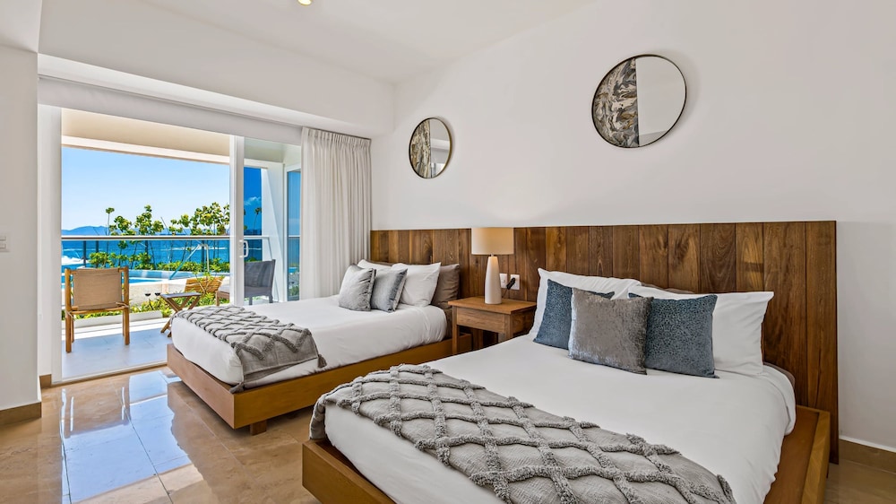Beachfront Private Pool Theatre Room Views
