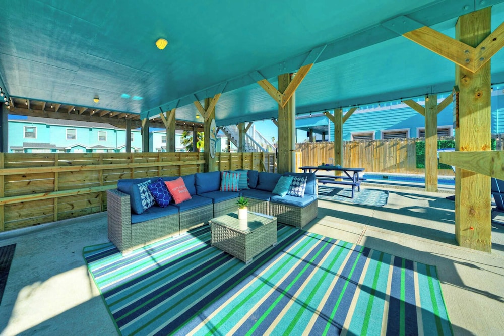 Sleeps 21, 2 Homes 2 Private Pools, Fire Pit, Swing Bar Walk to the Beach