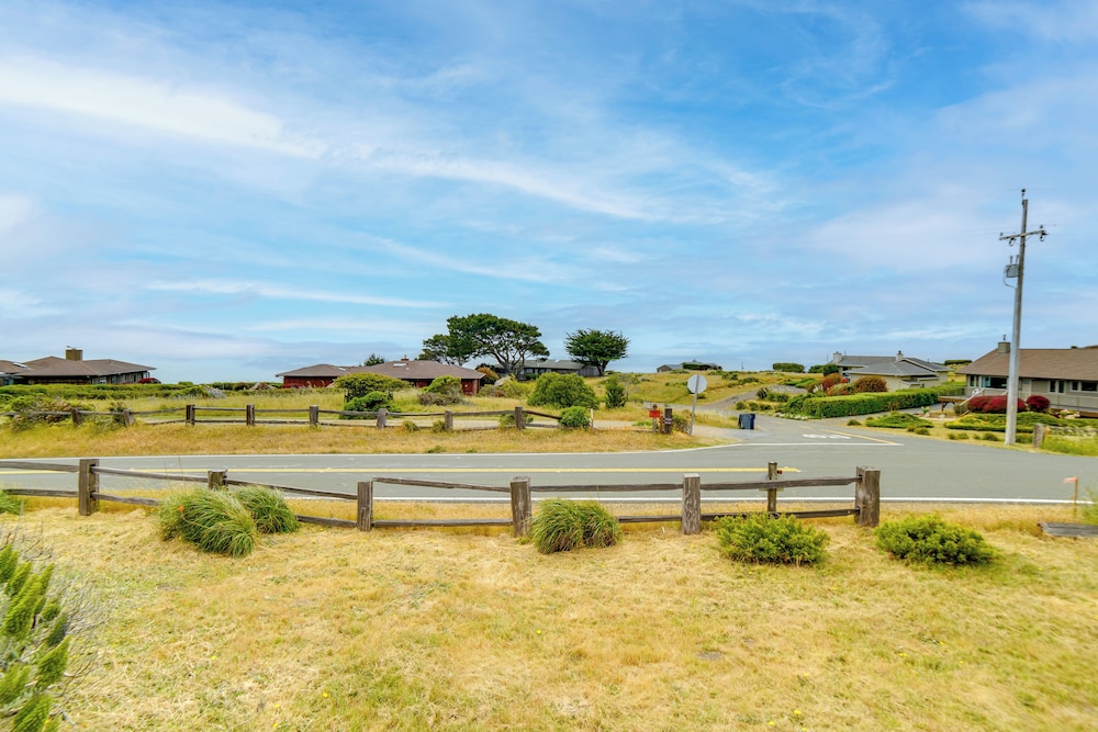 Beach Access & Hot Tub: Coastal Gem in Manchester