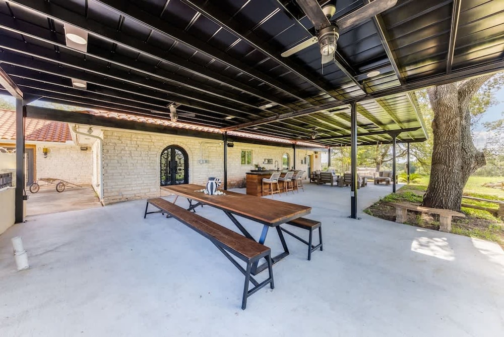 Spacious 90-acre Ranch Ideal for Families Reunions Events Sleeps 13 San Marcos River Access