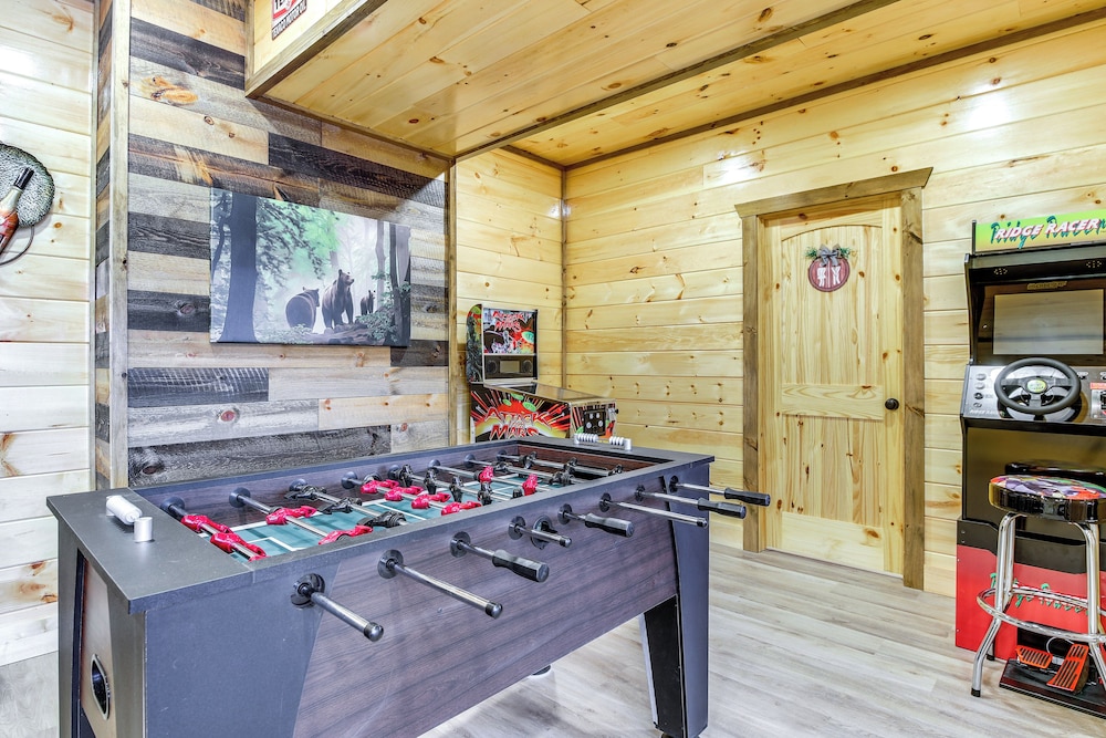 Hot Tub & Spectacular Views: Sevierville Cabin