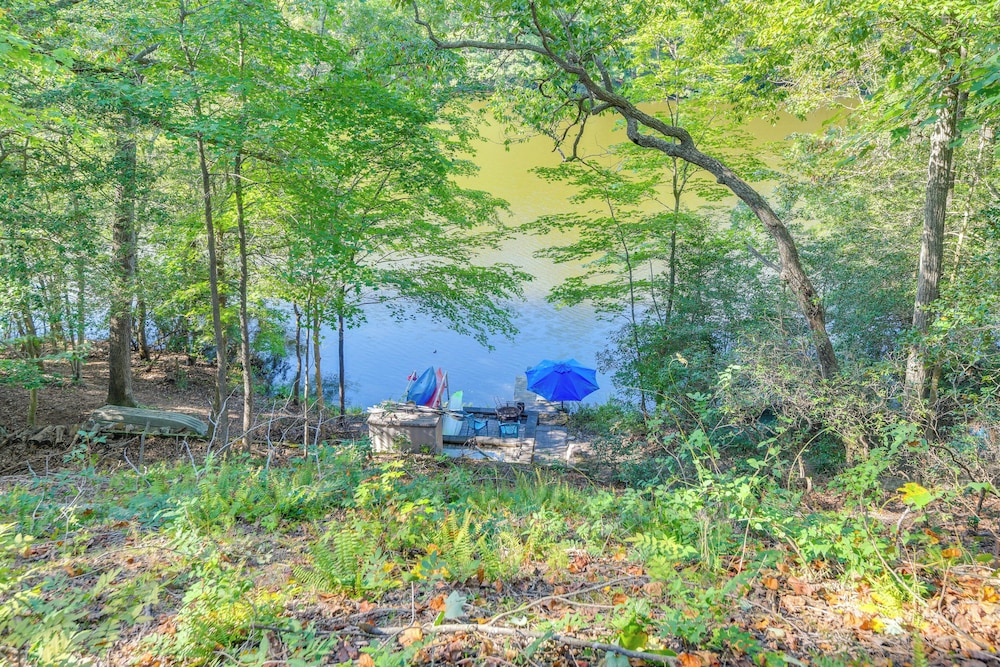 Lakefront Log Cabin Retreat w/ Hot tub + Kayaks!
