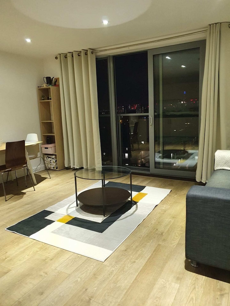 Modern 1 Bedroom Apartment Near Canary Wharf With Balcony