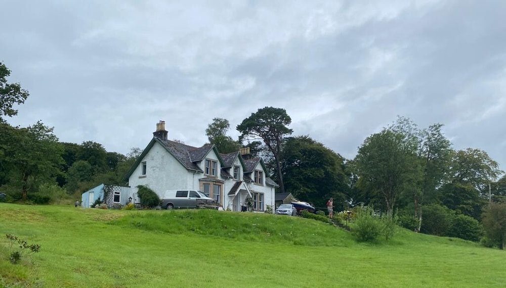 Glenaros Lodge