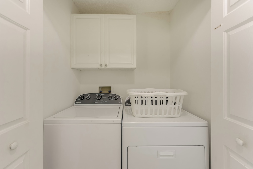 8 Mi to Disney: Resort-style Condo w/ Pool Access