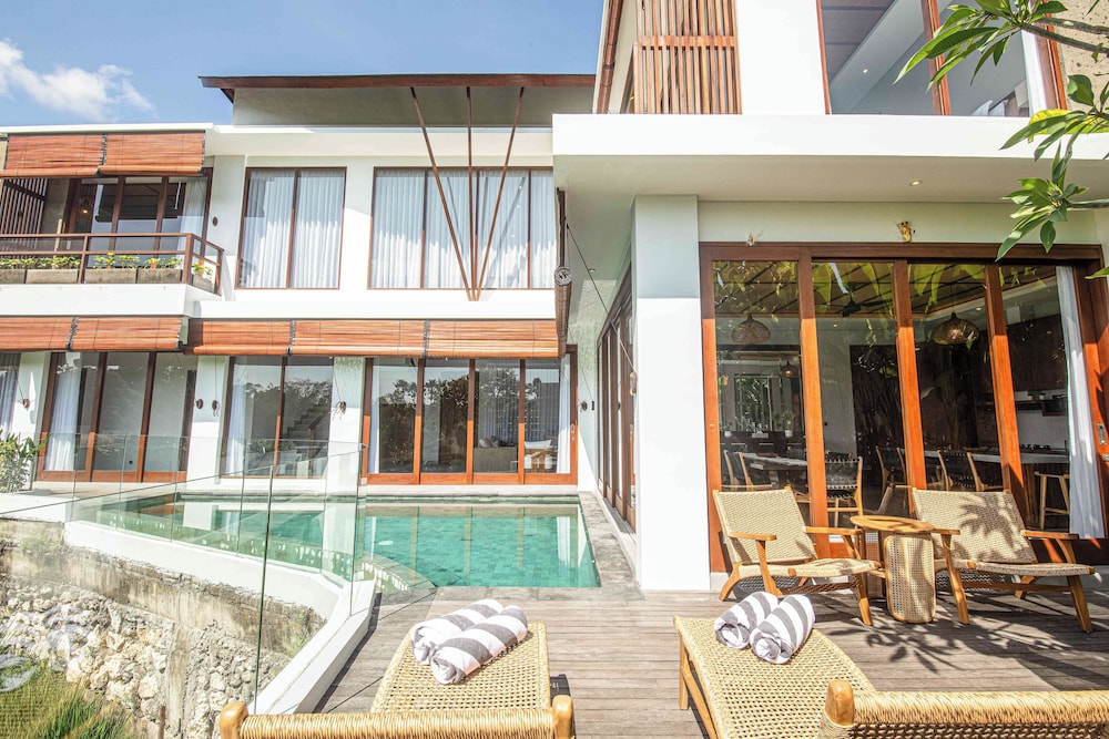 5-br Beach Villa in Canggu Overlooking Rice Fields