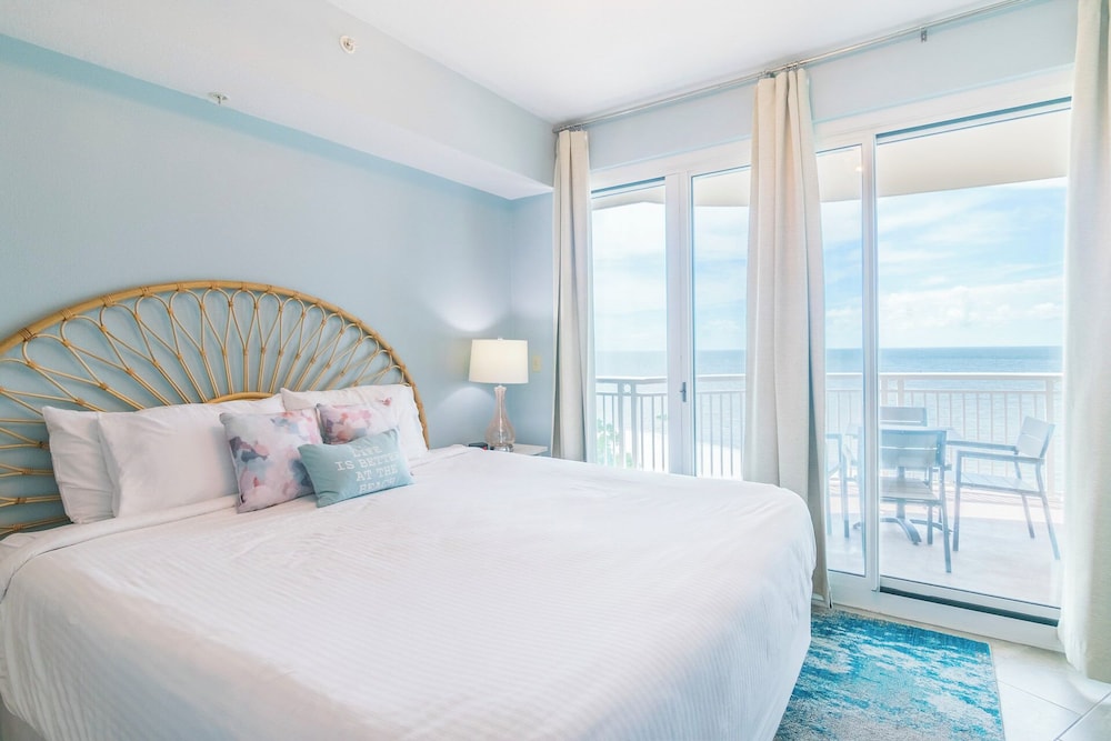 Relax in This Beautifully Cozy 2-bedroom, 2 Bathroom Condo. Sleeps 6!!