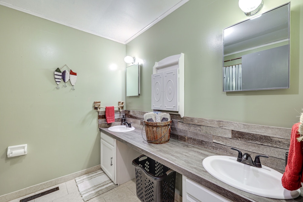 Peaceful Cassville Vacation Rental - Hike & Fish!