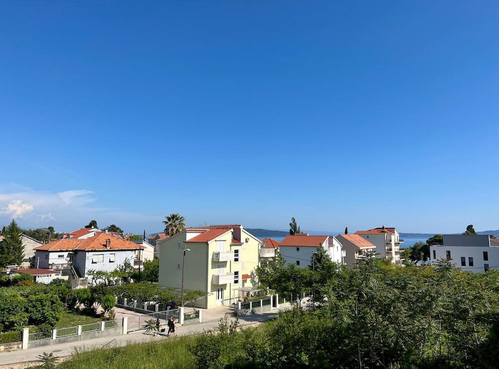 Bright and Cozy Apartment With Balcony in Kastel Luksic view 3