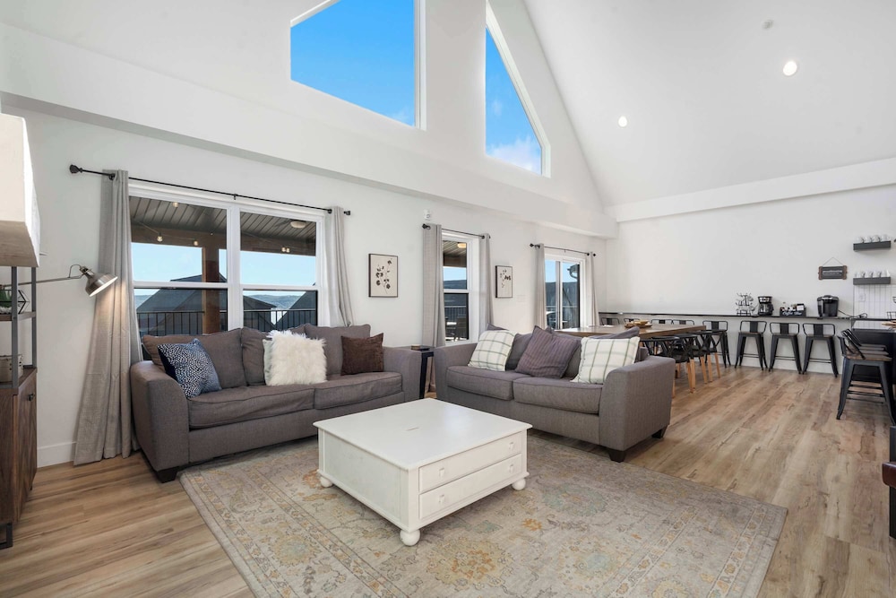 Pineapple Pointe - Stay for 20