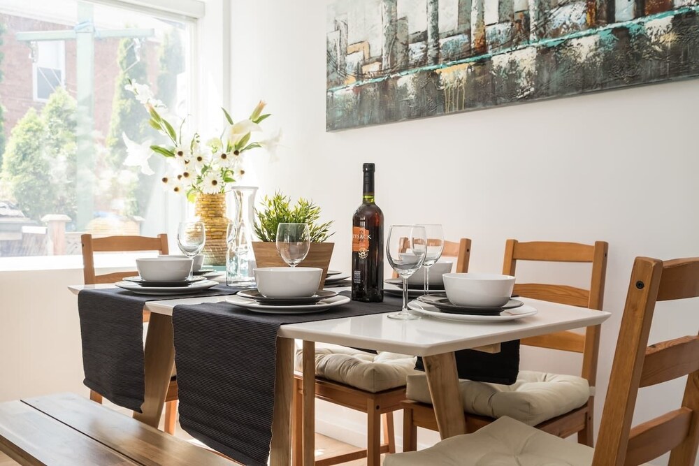 Chic & Central 3-bedroom in Little Italy - Image 2