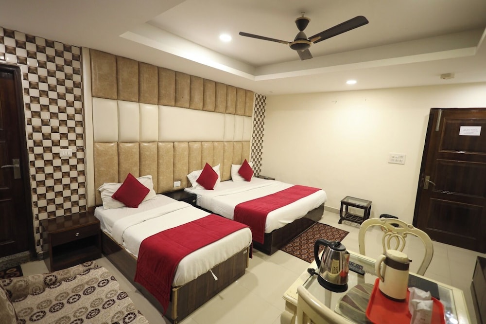 Hotel The Paramont Plaza IGI Airport